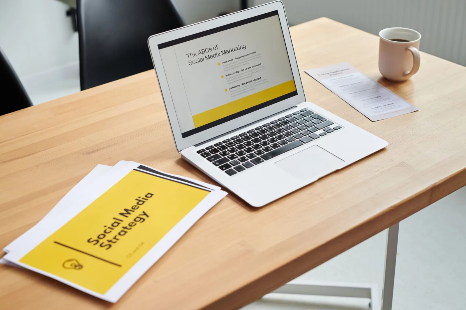 Erfolgsmetriken einer SEO Agentur für Online Shops visualisiert: steigende Rankings, organischer Traffic, Conversion-Rate und E-Commerce-Umsatz