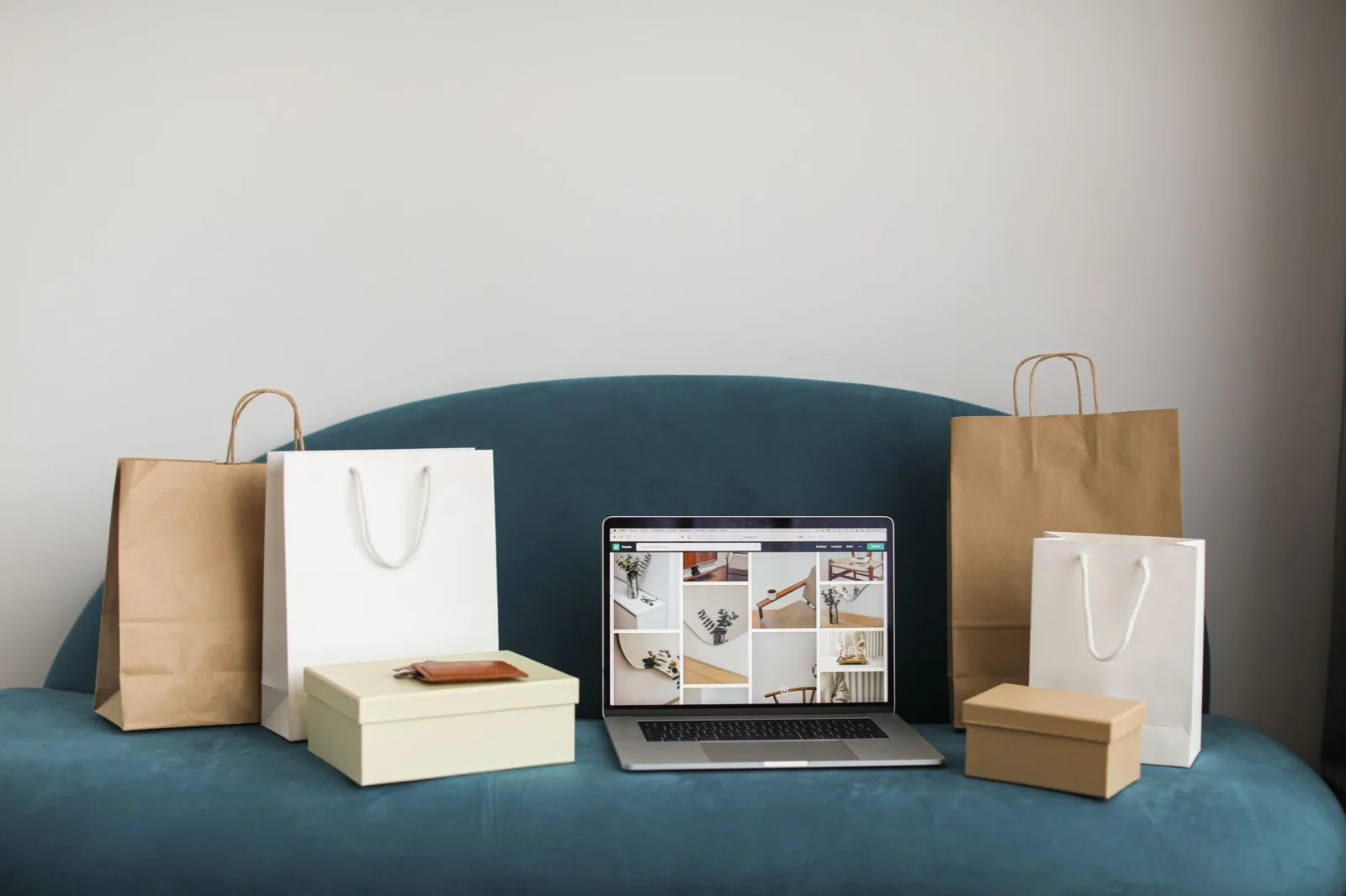 Visuelle Darstellung einer SEO Agentur für Online Shops mit datengesteuerten Optimierungen und modernem E-Commerce-Marketing-Konzept
